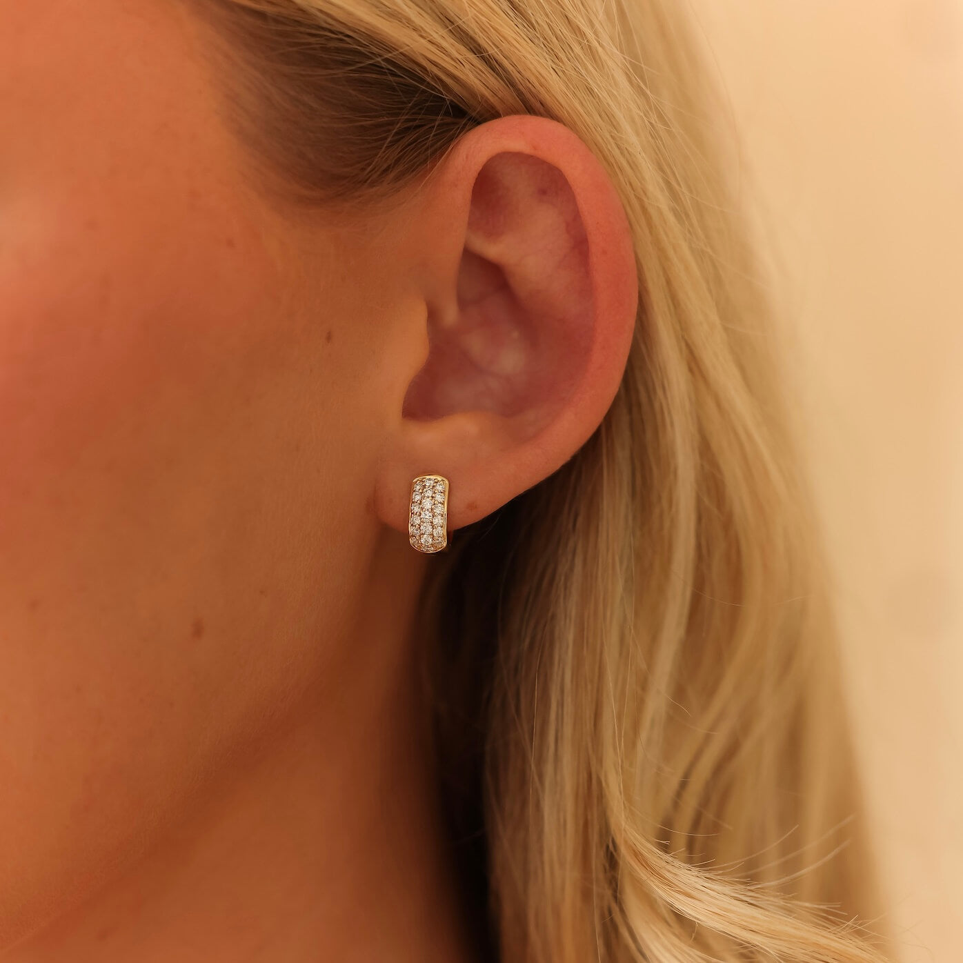 White Gold-2^Diamond Huggie Earrings: DRD Large Diamond Huggies In 14K White Gold